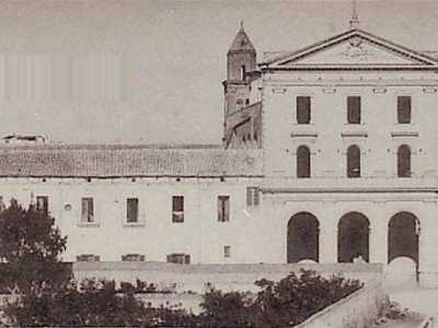 Arriviamo su via Crispi, dove un tempo al posto del parcheggio ora presente alle spalle della chiesa di Santa Maria del Rosario, sorgeva il Panificio Militare. Il grande complesso ospitava anche dei cavalli e l�arena San Francesco, dove negli anni 50 venivano proiettati film all�aperto